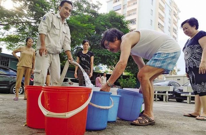 Người dân tại Hà Nội cần có những phương án để đối phó nếu xảy ra việc mất nước. Ảnh: LB.