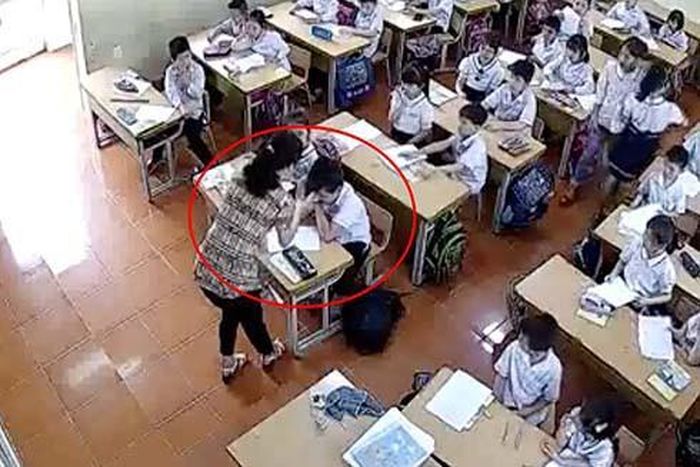 Cô giáo đánh tới tấp học sinh lớp 2. (Ảnh: Cắt từ clip)