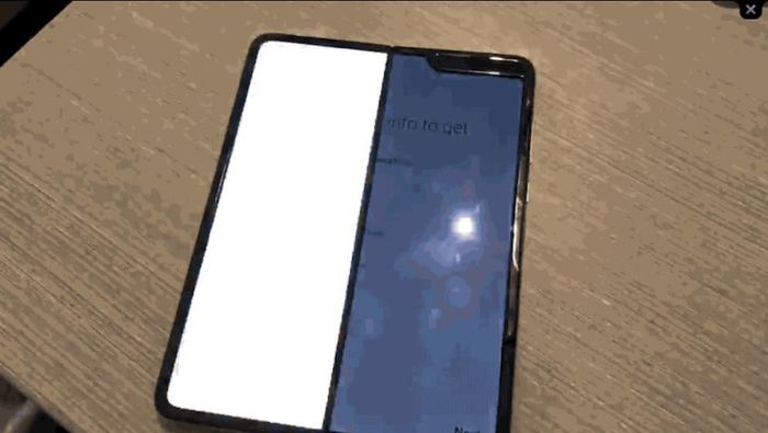 Mẫu thử nghiệm Galaxy Fold gặp lỗi hiển thị. Ảnh: Gizmodo.