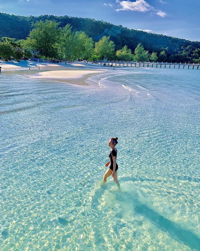 Mặc dù nơi đây dần phát triển, thu hút nhiều khách du lịch hơn, đảo Koh Rong Samloem vẫn là một kho báu chưa được khám phá ở Đông Nam Á. So với những bãi biển quá đông đúc ở Thái Lan, Samloem yên tĩnh và tương đối hoang sơ. Nơi đây không có khu nghỉ dưỡng cao tầng nào chặn tầm nhìn hướng ra đại dương mênh mông của bạn. Vào ban đêm, khi một số khách sạn tắt điện, bạn sẽ có cơ hội được ngắm một bầu trời đầy sao rực rỡ giữa mùa hè. Ảnh: Ann_inwanderland, Truonghoang.maianh.