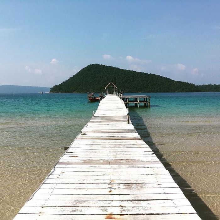 Để đặt chân tới đảo Koh Rong Samloem, bạn sẽ lên phà tại bến Ochheuteal (còn được gọi là Serendipity) ở Sihanoukville, thành phố cảng phía nam Campuchia. Chi phí di chuyển mất khoảng 25 USD và 40 phút đến một giờ tùy thuộc vào điểm dừng. Đảo Koh Rong Samloem có 2 bến tàu. Vì vậy, bạn hãy kiểm tra với dịch vụ phà để chắc chắn rằng mình sẽ được xuống bến tàu gần khách sạn nhất. Ảnh: Danisdestination, Orosenskatowice.