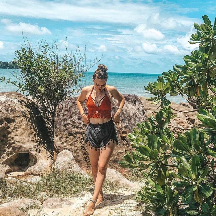 Hòn đảo là nơi lý tưởng cho hội mê sống ảo sở hữu những bức hình đẹp tựa thiên đường biển Maldives. Nơi đây có vùng biển xanh ngắt, cát trắng, trời cao, khung cảnh thiên nhiên hoang sơ và không gian trong lành. Cơ sở hạ tầng khá phát triển với những khu nghỉ dưỡng cao cấp, sang chảnh. Tuy nhiên, thức ăn trên đảo hơi đắt so với các vùng khác ở Campuchia bởi tất cả đều được lấy từ đất liền. Do đó, nếu ngân sách hạn chế, bạn có thể ghé một vài cửa hàng nhỏ trên đảo để mua đồ ăn nhẹ. Ảnh: Evwanders, Anuschwinny.