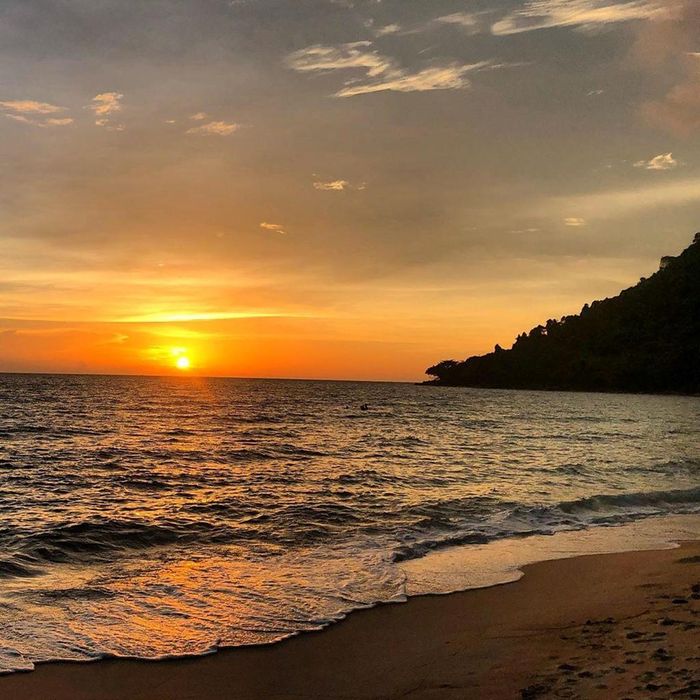 Lịch trình phà Koh Rong Samloem thường thay đổi. Do đó, ngay khi đặt chân tới thành phố cảng, bạn nên kiểm tra lại thời gian xuất phát của chuyến đi. Đến Koh Rong Samloem, bạn có thể được vận chuyển miễn phí từ bến phà tới khách sạn hoặc nhà nghỉ đã đặt trước. Nếu không muốn tới ngay điểm lưu trú, du khách cũng có thể tản bộ dọc bờ biển trên đảo để ngắm cảnh hoàng hôn tuyệt đẹp. Ảnh: Chef_adam9.