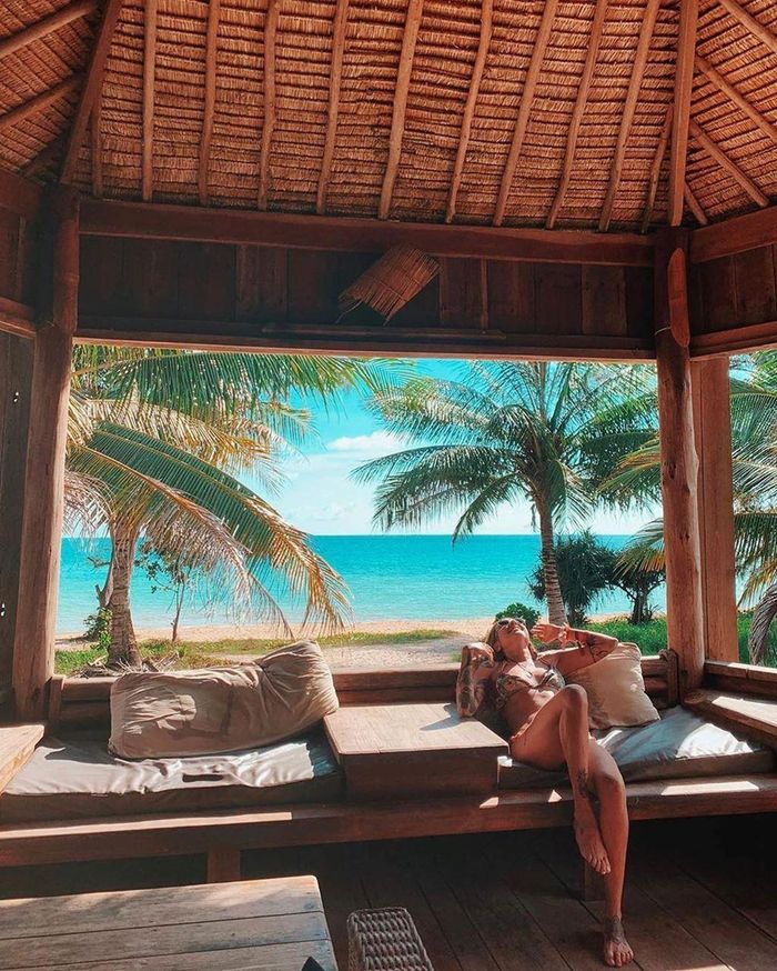 Chưa có hệ thống lưới điện quốc gia, người dân trên đảo sống phụ thuộc vào máy phát điện. Một số khách sạn nhất định ở đây mới có điện chạy 24/7. Hòn đảo có rất nhiều nhà nghỉ, khách sạn, đầy đủ tiện nghi, từ bình dân tới cao cấp. Với chi phí lưu trú dao động từ khoảng 7-200 USD/đêm, bạn có thể lựa chọn điểm nghỉ phù hợp với ngân sách của mình. Ảnh: Aceukanais, Beautifulcambodia.