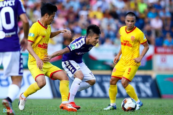 Cầu thủ thi đấu ở V.League một năm có lương bằng Công Phượng nhận một tháng tại Bỉ. Ảnh: Minh Chiến.