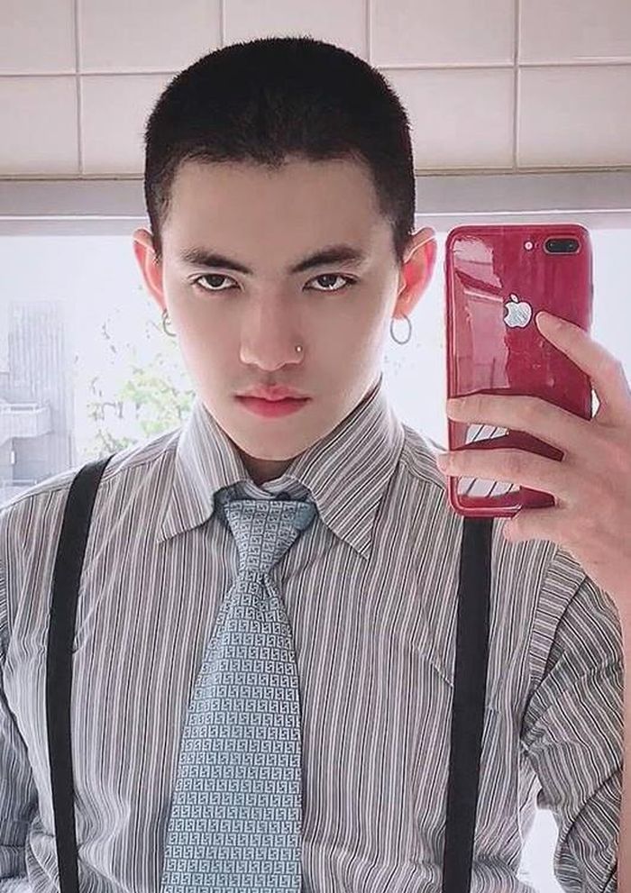 Dương hiện sinh sống và làm việc tại Nhật. Dù không hoạt động nghệ thuật, 9X vẫn thu hút hơn 50.000 lượt theo dõi trang cá nhân. Gần đây, anh đăng loạt ảnh chuyển phong cách từ thư sinh sang hình tượng "cool boy" cũng được nhiều người chú ý.