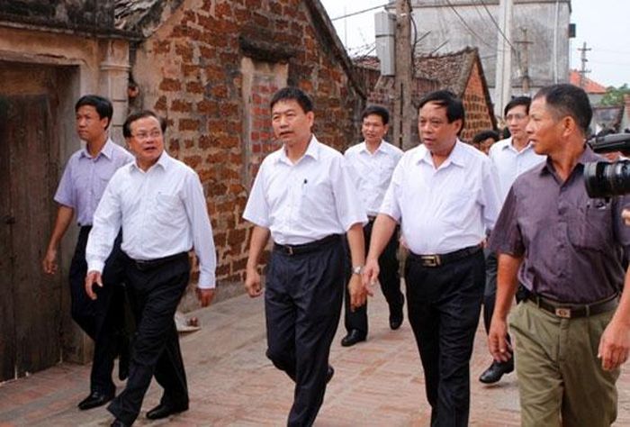 Bí thư Thành ủy Phạm Quang Nghị thăm di tích làng cổ Đường Lâm năm 2013. Ảnh: Hải Linh