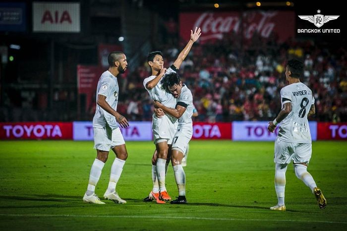 Các cầu thủ Bangkok United ăn mừng bàn thắng mở tỷ số