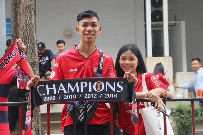 CĐV hai đội Muangthong United và Bangkok United chờ đón các cầu thủ trước cửa sân