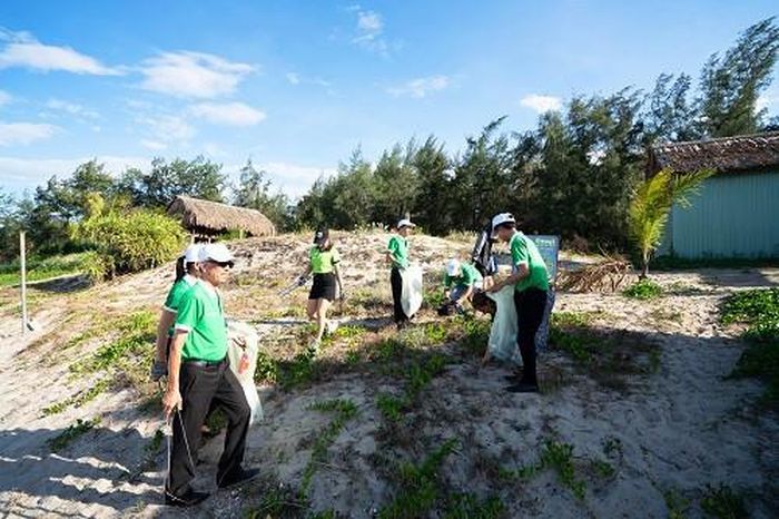  Các đại biểu, cư dân và du khách ra quân dọn rác sau buổi lễ