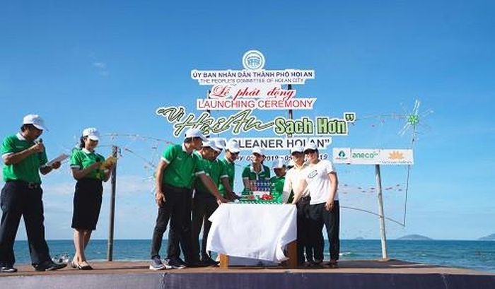 Tập đoàn An Phát Holdings tặng sản phẩm sinh học phân hủy hoàn toàn AnEco cho các nhà hàng khách sạn tại Hội An 