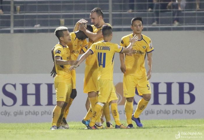 Ở trận đấu lượt đi, SLNA giành chiến thắng 2-0 trước SHB Đà Nẵng một cách khá thuyết phục. Ảnh: Viết Định