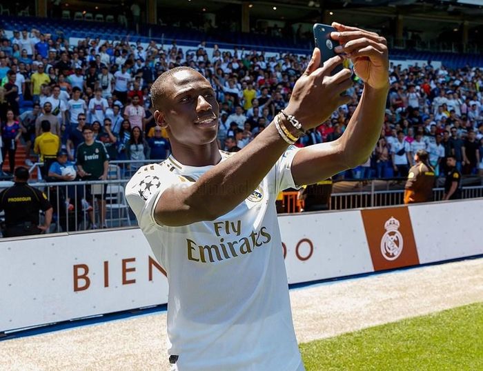  Ferland Mendy (48 triệu euro, Lyon sang Real Madrid) 