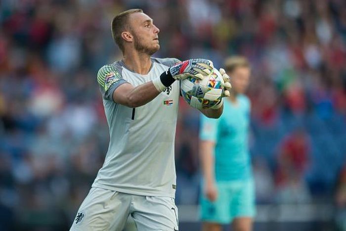  Cillessen (35 triệu euro, Barcelona sang Valencia) 