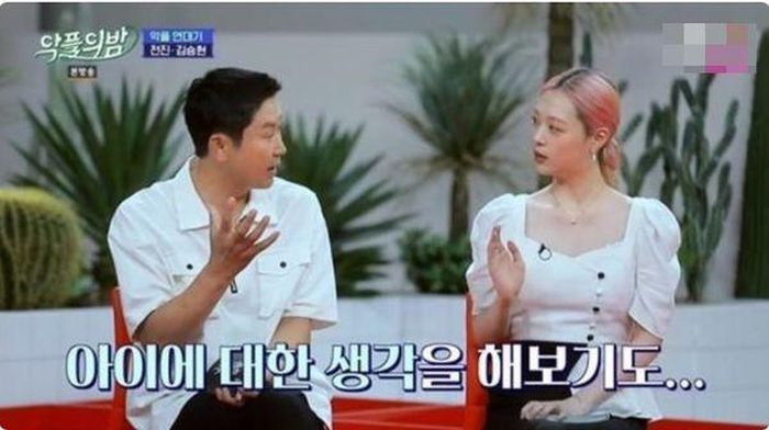 “Em suy nghĩ về việc có con mà không cần kết hôn. Dù vậy em cũng khá lo lắng về điều này, em sợ khi phải đối mặt với những thay đổi trên cơ thể khi đang mang thai và trách nhiệm phải nuôi dạy một đứa trẻ. Điều này cũng khiến em nghĩ rằng mình không nên có con”