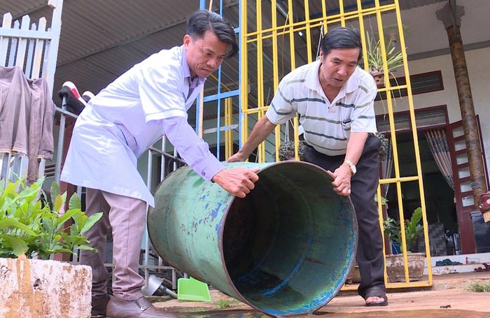Người dân cần vệ sinh môi trường, diệt lăng quăng/bọ gậy phòng-chống SXH. Ảnh: Như Ý