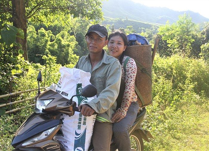  Trước ngày đi thi tốt nghiệp THPT quốc gia, vợ chồng chị Vang vẫn phải lên nương 