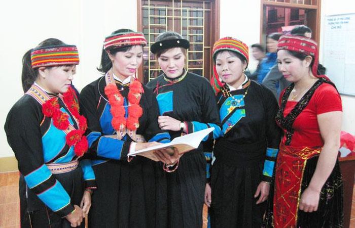 Bà con người Dao xóm Suối Bốc, xã Yên Ninh trao đổi việc tham gia đối ứng cùng Nhà nước xây dựng hạ tầng cơ sở.
