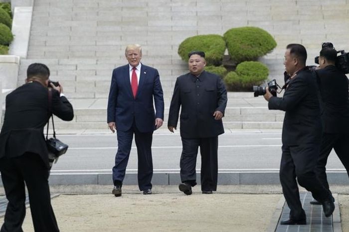 Ông Trump sải bước trên đất Triều Tiên cùng Chủ tịch Kim Jong-un. Ảnh: AP