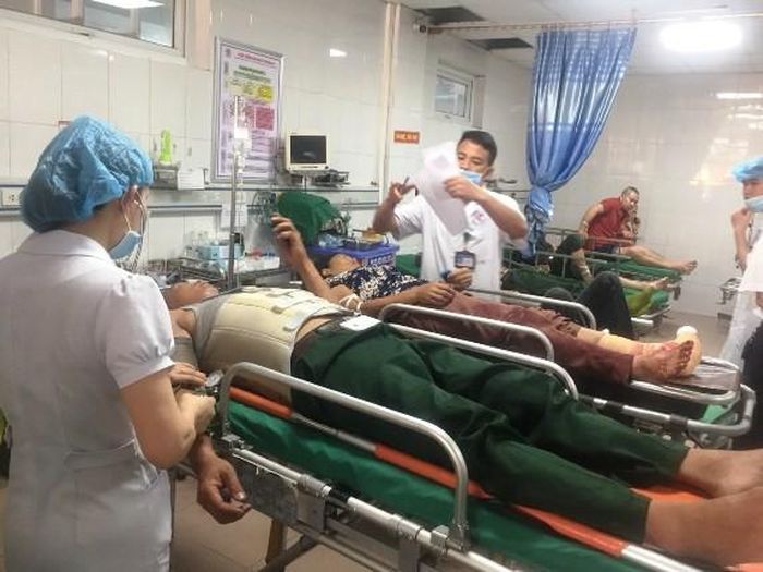 Các nạn nhân được chuyển vào cấp cứu tại Bệnh viện đa khoa 115.