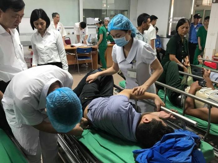 Các y, bác sỹ đang tích cực cứu chữa cho các nạn nhân của vụ tai nạn.