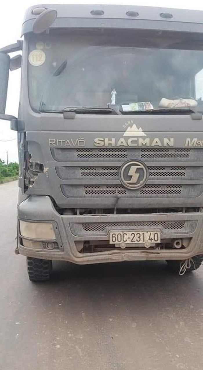 Chiếc xe ben tại hiện trường vụ tai nạn giao thông. Ảnh: Người dân cung cấp