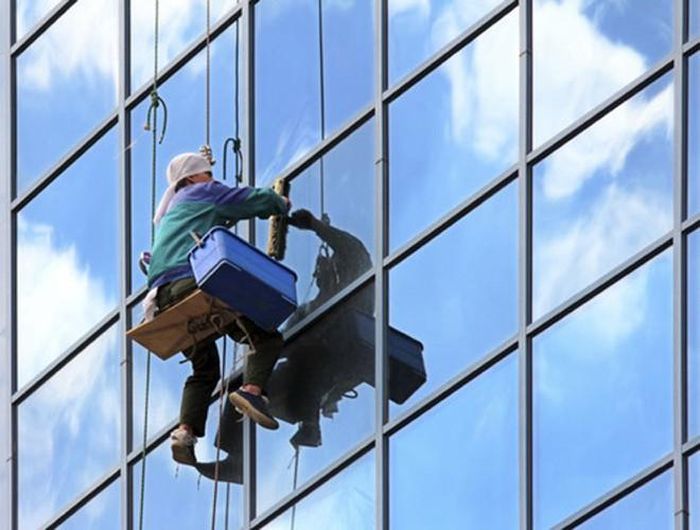  Lau cửa kính nhà cao tầng: Bạn cần lòng can đảm vượt bậc để treo mình lơ lửng giữa không trung và làm sạch cửa kính của các tòa nhà chọc trời. Nếu bạn sợ độ cao thì hãy quên ngay công việc này, lau cửa kính ở độ cao vài trăm mét so với mặt đất không phải là công việc cho những người yếu tim 