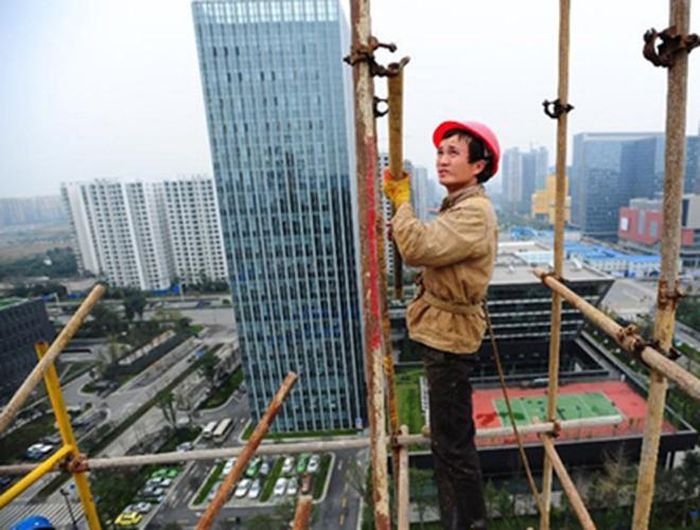  Công nhân xây dựng: Các công nhân thường xuyên làm việc dưới những rầm thép khổng lồ, thậm chí lơ lửng trên không. Tai nạn gây thương vong nhiều nhất ở công trường xây dựng là rơi từ trên cao, cháy nổ, giật điện,... 