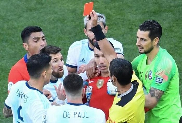 Messi nhận thẻ đỏ từ trọng tài Mario Diaz. Ảnh: Reuters.