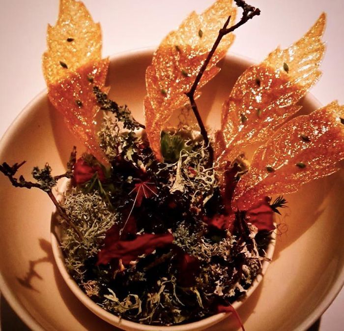 Vị trí số 5 thuộc về Geranium (Copenhagen, Đan Mạch). Geranium sử dụng nguyên liệu khá đơn giản như thịt xông khói, trứng kem, thịt trái cây, các đồ hải sản. Tất cả đều được chế biến kỹ lưỡng, sạch sẽ và rất truyền thống. Nhà hàng này được đánh giá là nơi yên tĩnh, sang trọng, lịch sự nhưng giá cả phải chăng. Ảnh: Martin, Hauser.