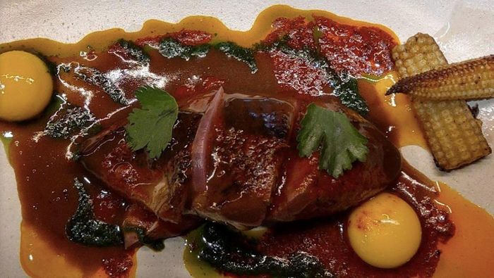 Mỗi món ăn xuất hiện tại Disfrutar (Barcelona, Tây Ban Nha) đều giống như tác phẩm từ một bảo tàng nghệ thuật hiện đại. Bất kỳ thực khách nào đến đây cũng đều rất hứng thú chụp hình. Cũng vì vậy, Disfrutar được xếp ở vị trí số 9 trong giải thưởng danh giá nhất dành cho các nhà hàng trên thế giới. Ảnh: Pinterest.