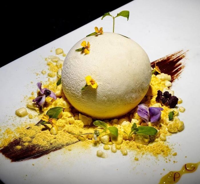 Gaggan (Bangkok, Thái Lan) là nhà hàng Đông Nam Á duy nhất vào top 10 Nhà hàng tốt nhất thế giới 2019. Gaggan là nơi tụ hội của 3 phong cách ẩm thực Ấn Độ, Thái Lan, Nhật Bản. Món ăn nổi tiếng nhất tại đây là sashimi nhím biển tươi sống. Ảnh: Bangkok.com, Pinterest, Vancouvsersun. 