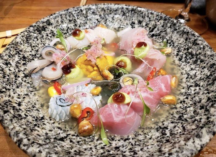 Vị đầu bếp tài ba Mitsuharu đã pha trộn phong cách ẩm thực Peru lẫn với ẩm thực Nhật Bản, tạo nên những món ăn mang đậm chất riêng ở Maido (Lima, Peru), nhà hàng đứng thứ 10 trong danh sách được đề cử năm nay. Ảnh: Cesar Landa.