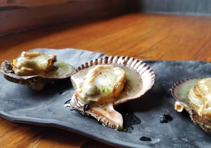 Asador Etxebarri (Atxondo), nhà hàng nằm sát bờ biển thuộc xứ Basque (Tây Ban Nha), giành vị trí thứ 3 trong giải thưởng danh giá này. Nơi đây nổi tiếng với các món ăn được chế biến từ hải sản, đặc sắc nhất là món sò điệp béo ngậy sốt bạc hà. Màu xanh đẹp mắt, hương vị the cay kết hợp sò điệp dai giòn khiến mọi thực khách từ khắp nơi trên thế giới đều bị "hạ gục". Ảnh: Cafestyle.yes24.vn 