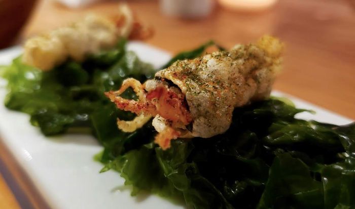  Năm nay, nhà hàng Mirazur (Menton, Pháp), đứng đầu là bếp trưởng Mauro Colagreco, đã xuất sắc giành vị trí top 1 Nhà hàng tốt nhất thế giới 2019. Mirazur tọa lạc ở biên giới giữa Pháp và Italy, được bao quanh bởi khung cảnh thơ mộng với khu vườn độc đáo và bờ biển trải dài xanh ngắt. Tới đây, du khách sẽ có cơ hội thưởng thức ẩm thực chuẩn 3 sao Michelin, đồng thời ngắm vùng biển Địa Trung Hải thơ mộng. Ảnh: Pinterest.