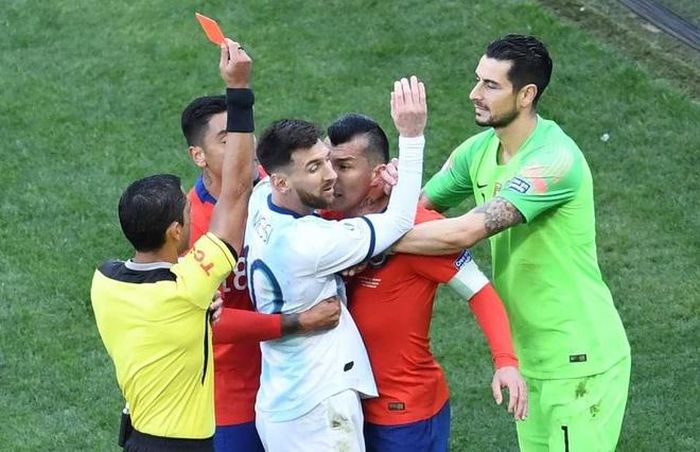 Messi không chủ động va chạm với Medel, nhưng cả 2 đều nhận thẻ đỏ. Ảnh: Getty.