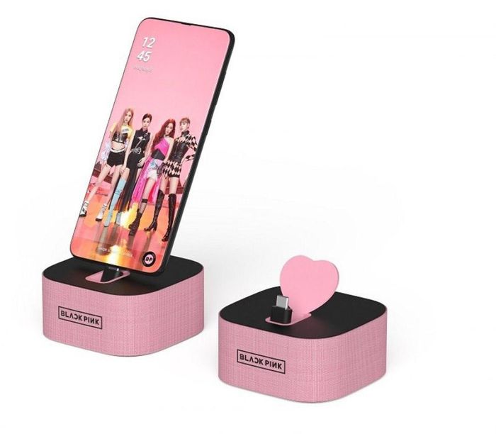 Dock sạc Galaxy A80 với logo của nhóm BlackPink
