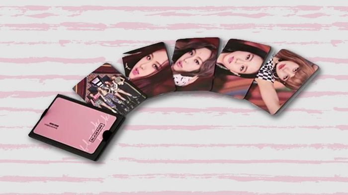 ...và ảnh thẻ của BlackPink.