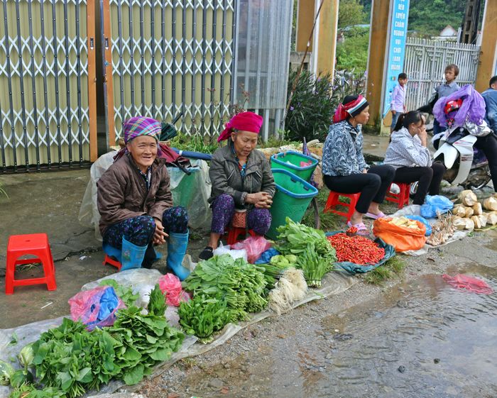 Người DTTS mang nông sản ra chợ phiên bán. Ảnh: Bích Nguyên
