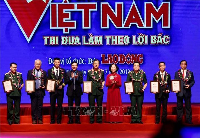 Trưởng ban Dân vận Trung ương Trương Thị Mai và Chủ tịch Tổng Liên đoàn Lao động Việt Nam Bùi Văn Cường trao biểu trưng vinh danh các tập thể có thành tích xuất sắc. Ảnh: Dương Giang/TTXVN