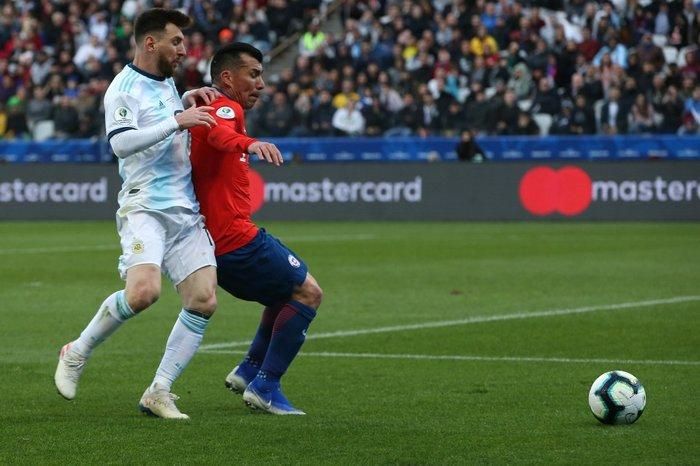 Messi đã có sự tác động khiến Medel mất đà.