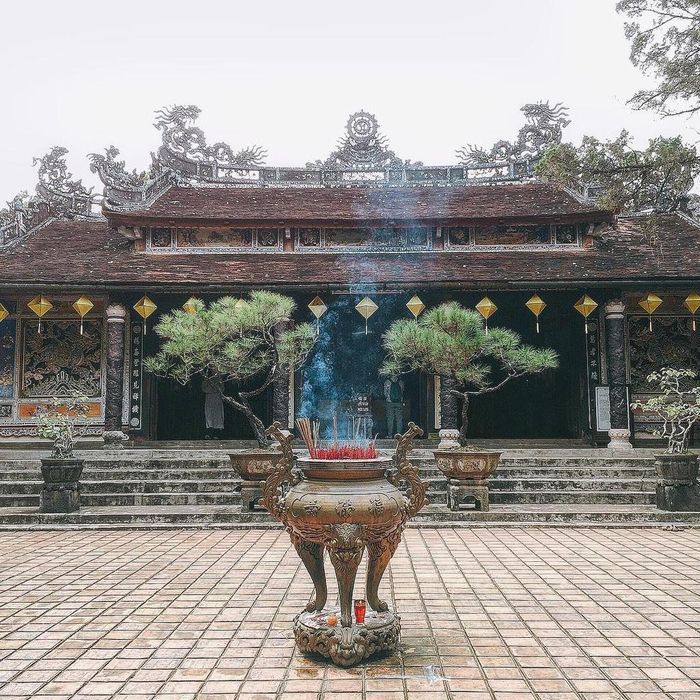 Huế chính là quê hương của nhà lãnh đạo Phật giáo nổi tiếng thế giới Thích Nhất Hạnh. Tọa lạc ở thôn Dương Xuân Thượng III, phường Thủy Xuân, thành phố Huế, chùa Từ Hiếu, nơi ngài xuất gia, hàng ngày vẫn tiếp đón các Phật tử đến đây để tỏ lòng tôn kính với vị thiền sư. Ảnh: Bi.vie.
