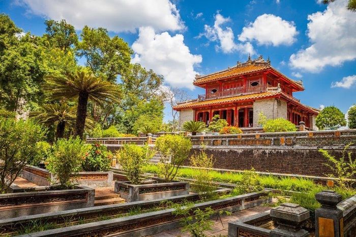Chẳng cần đi đâu xa, Việt Nam cũng sở hữu một địa danh lý tưởng, nơi du khách có thể trải nghiệm tất cả những điều đó trong khoảng một tuần thăm thú, nghỉ ngơi. Nằm phía bắc đèo Hải Vân, thành phố Huế cổ kính sở hữu nhiều di tích lịch sử từ thế kỷ 14. Những đền chùa và lăng tẩm phảng phất hình bóng của quá khứ cố đô gắn liền với các triều đại xa xưa. Muốn thưởng thức ẩm thực, hòa mình vào thế giới tâm linh hay thơ thẩn chút lãng mạn, du khách đều có thể đến Huế để "đánh thức" mọi cung bậc giác quan. Ảnh: Oleskaus.