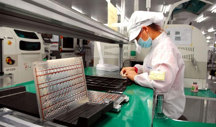 Sản xuất các linh, phụ kiện điện tử tại Công ty TNHH SYNOFEX Việt Nam, Khu Công nghiệp Quang Minh (Hà Nội). Ảnh: Danh Lam