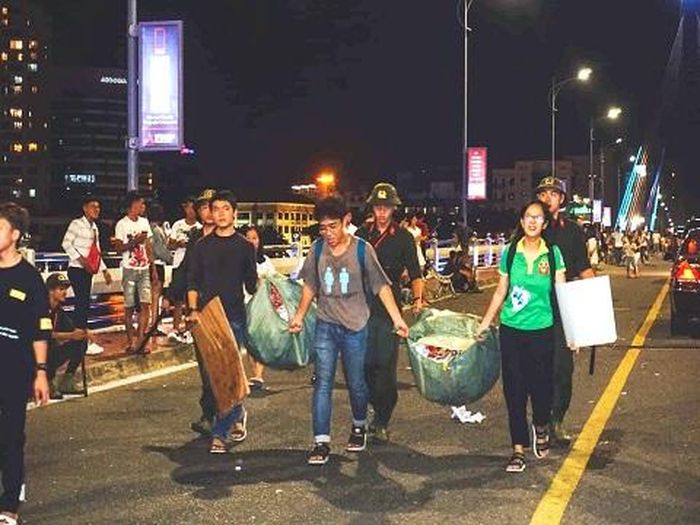 Sau mỗi đêm thi DIFF, từ học sinh, sinh viên đến các chiến sĩ công an... đều chung tay dọn rác trả lại thành phố xanh - sạch - đẹp.