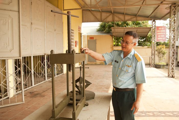 Thiếu tá QNCN Lê Quý Vỵ giới thiệu sáng kiến bộ tháo lắp ly hợp ô tô.