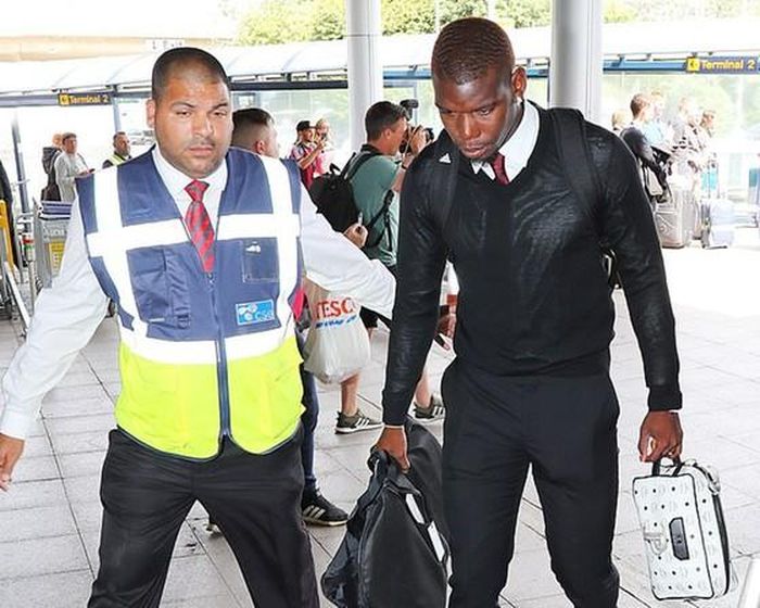 Paul Pogba vội vã khi đến sân bay. Ảnh: Daily Mail