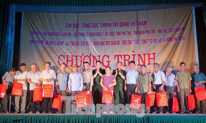 Thượng tá Trần Viết Năng, Trưởng ban Thanh niên Quân đội và đại tá Nguyễn Sơn Hà, Phó Chủ nhiệm Chính trị Quân khu 2 trao tặng quà cho các gia đình chính sách ở xã Phượng Mao