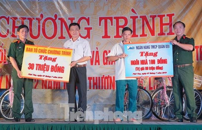 Ban tổ chức và đơn vị đồng hành trao biển tượng trưng hỗ trợ Ngôi nhà 100 đồng và hỗ trợ tu bổ Nghĩa trang Liệt sỹ mặt trận Tu Vũ cho gia đình ông Bùi Minh Châu ở Khu 9, xã Phượng Mao và đại diện Phòng Lao động Thương binh và Xã hội huyện Thanh Thủy
