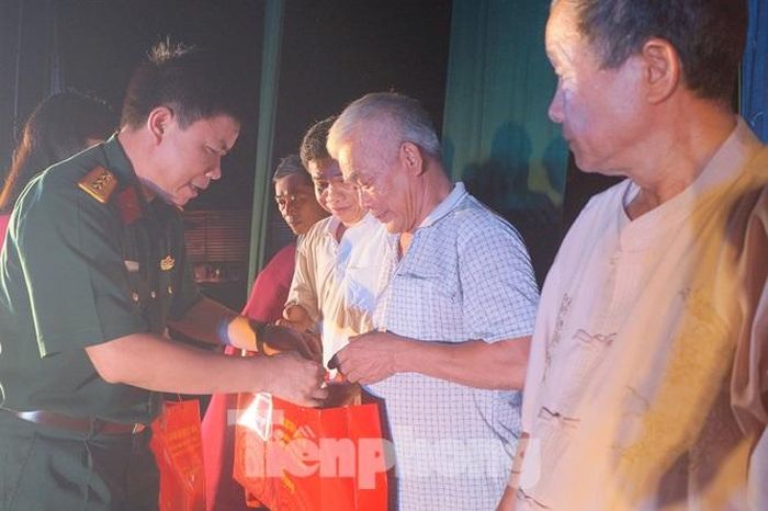 Thượng tá Trần Viết Năng, Trưởng ban Thanh niên Quân đội trao tặng quà cho các gia đình chính sách tại chương trình giao lưu nghệ thuật